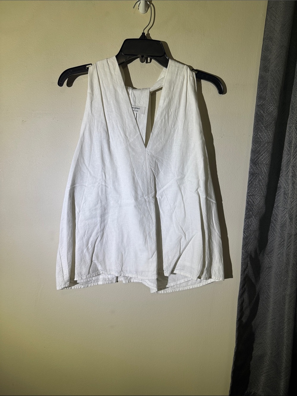 Banana Republic White V-Neck Sleeveless Camisole